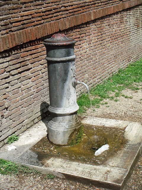 Rome water fountain - free water